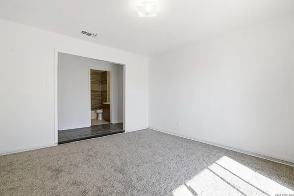 $332,000 | 508 Crouch Avenue, Devine, TX 78016