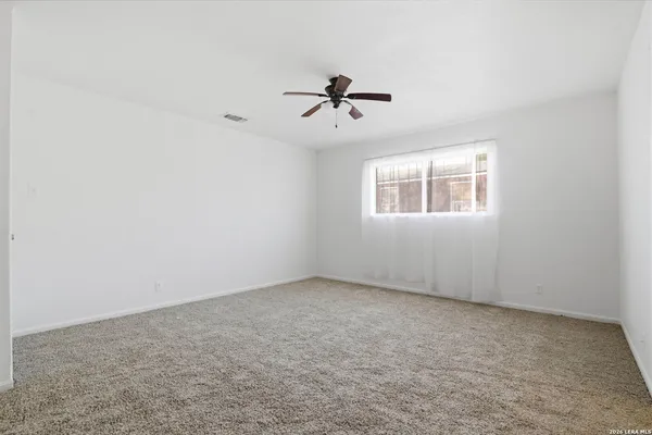 $332,000 | 508 Crouch Avenue, Devine, TX 78016