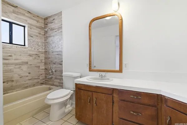 $332,000 | 508 Crouch Avenue, Devine, TX 78016