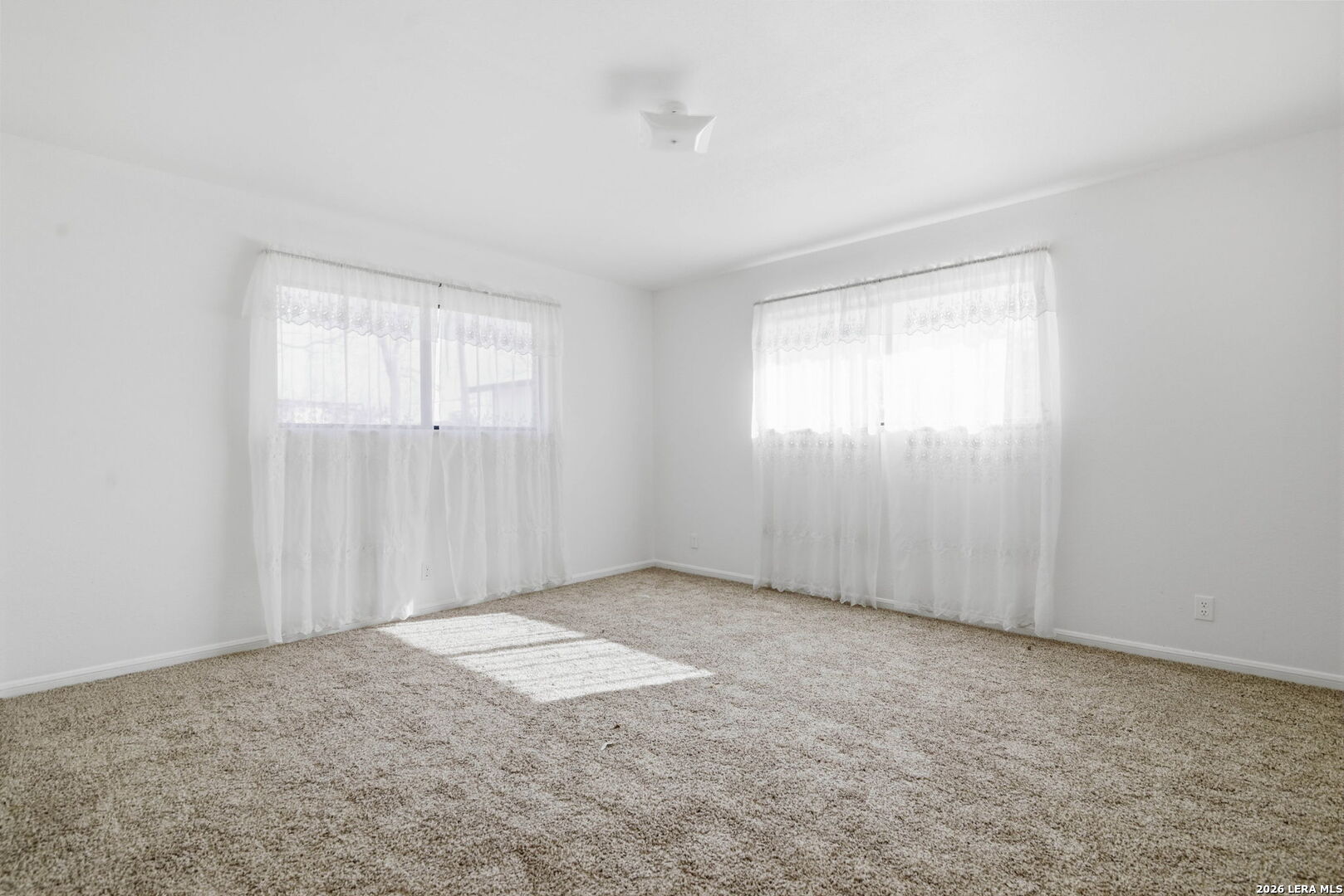 508 Crouch Avenue Devine, TX 78016 - Photo 16 of 26 an empty room with windows