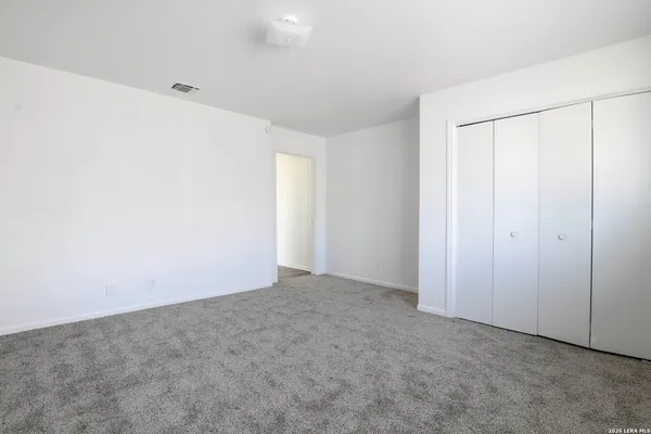 $332,000 | 508 Crouch Avenue, Devine, TX 78016