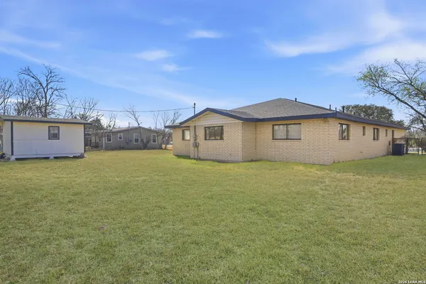$332,000 | 508 Crouch Avenue, Devine, TX 78016
