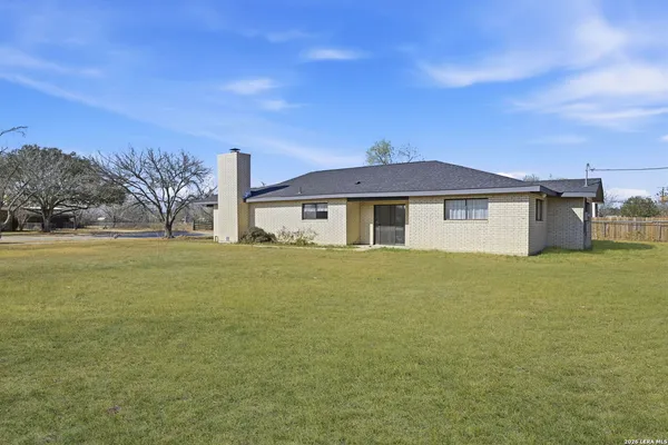 $332,000 | 508 Crouch Avenue, Devine, TX 78016
