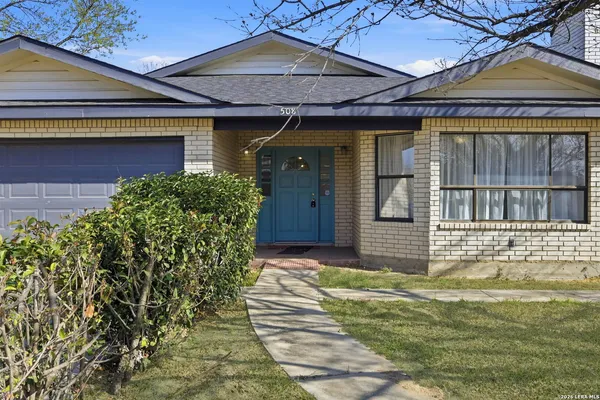 $332,000 | 508 Crouch Avenue, Devine, TX 78016