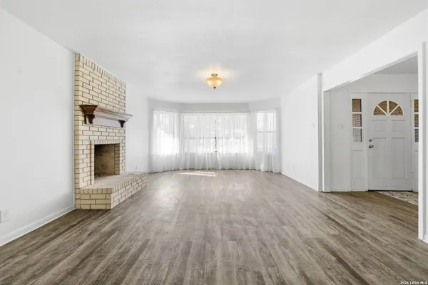 $332,000 | 508 Crouch Avenue, Devine, TX 78016