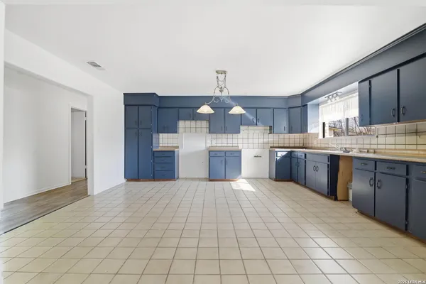 $332,000 | 508 Crouch Avenue, Devine, TX 78016