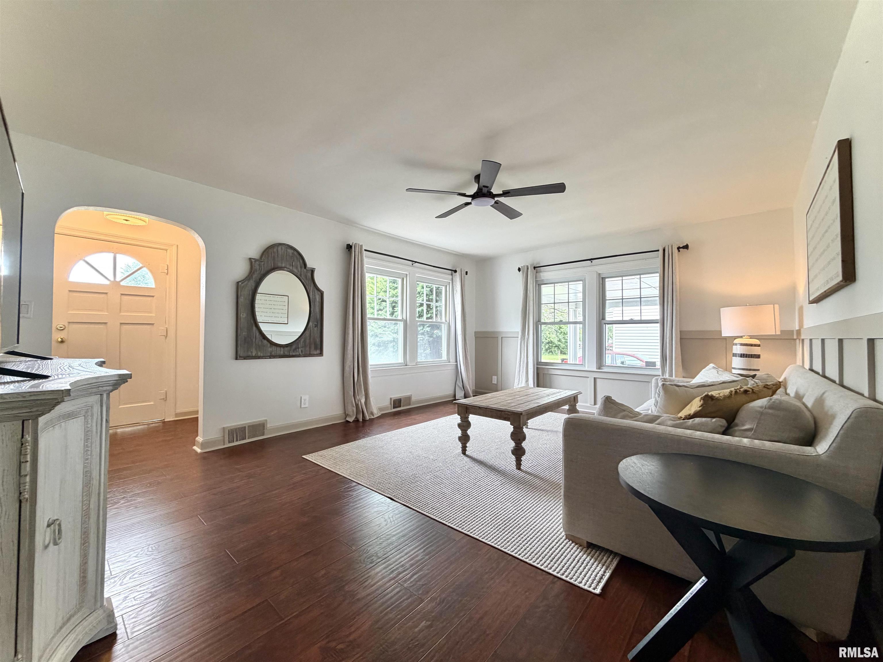 135 10th Street Carmi, IL 62821 - Photo 4 of 42