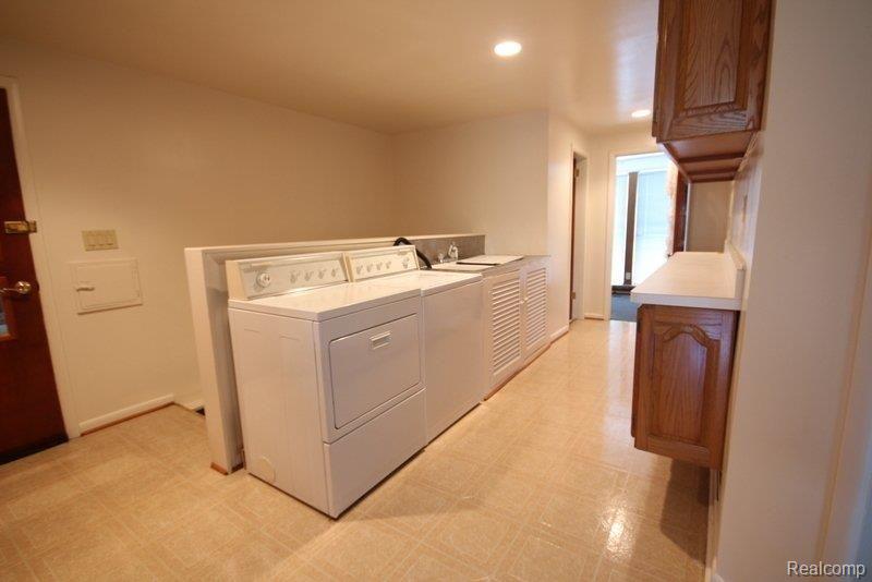 260 East Gunn Road Rochester, MI 48306 - Photo 15 of 31 Laundry.jpg