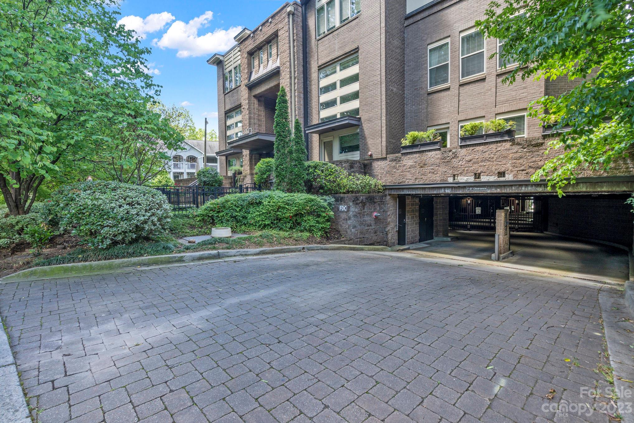 420 Queens Road, Unit 3 Charlotte, NC 28207 - Photo 28 of 35 a view of a building with a street