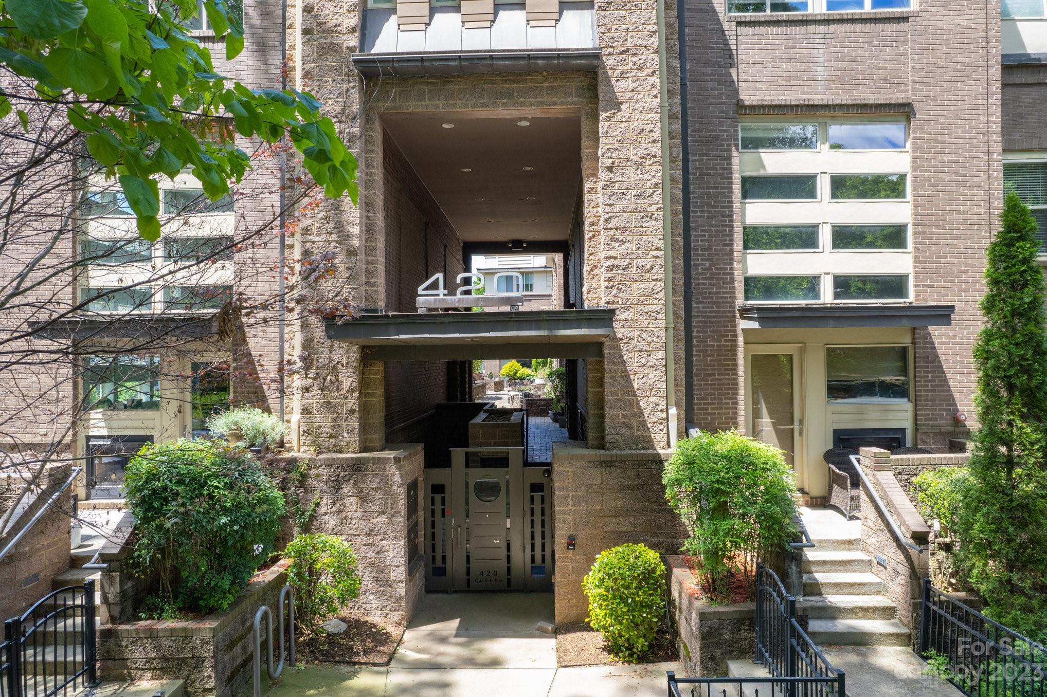 420 Queens Road, Unit 3 Charlotte, NC 28207 - Photo 34 of 35 a front view of a house with garden