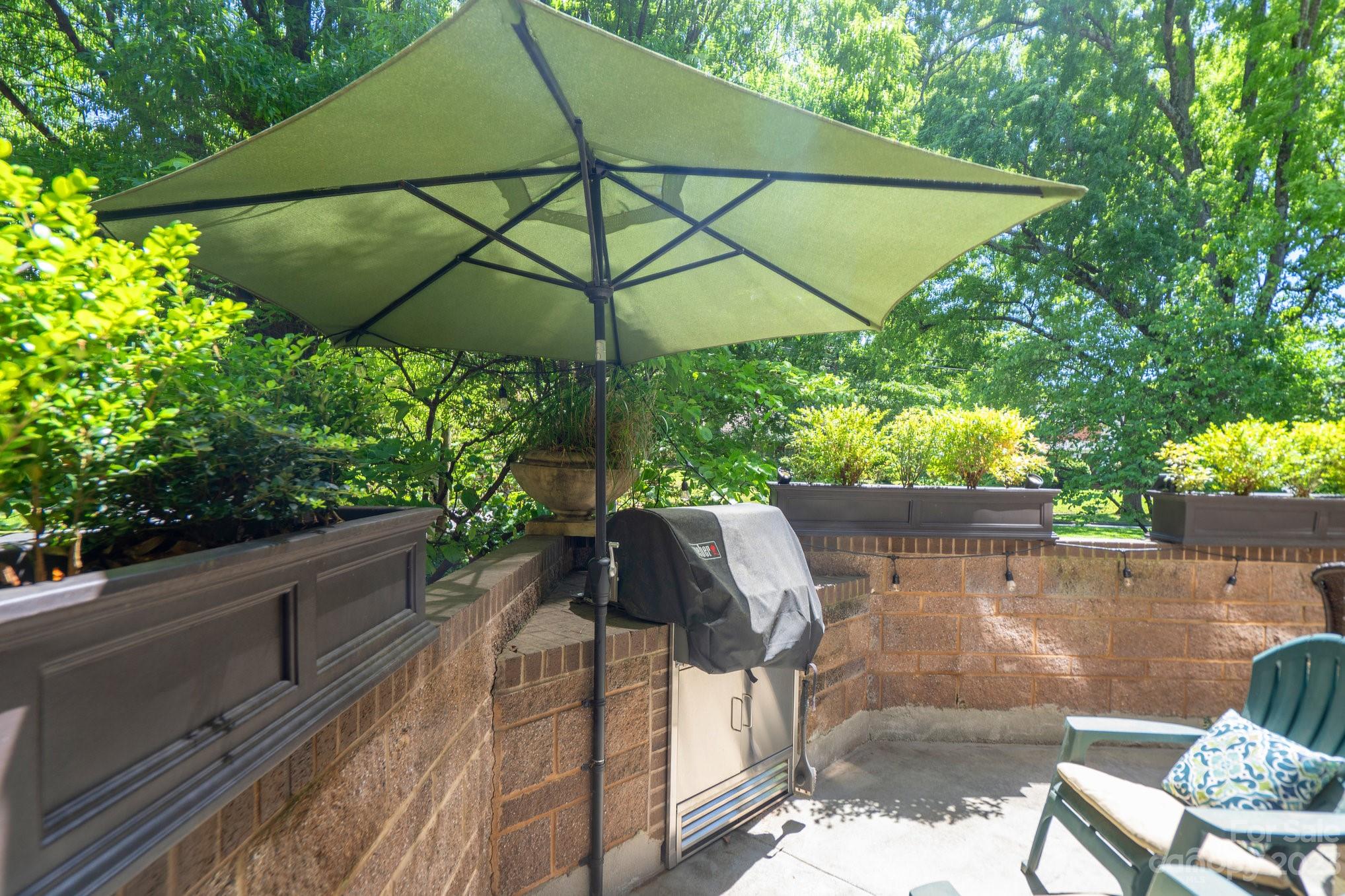 420 Queens Road, Unit 3 Charlotte, NC 28207 - Photo 10 of 35 a view of an outdoor sitting area with furniture and umbrella