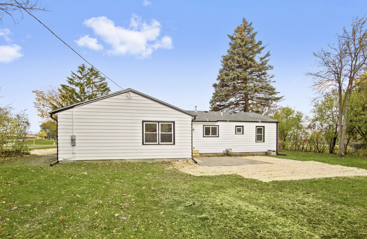 715 Anthony Trail Northbrook, IL 60062 - Photo 18 of 20 a house view with a garden space