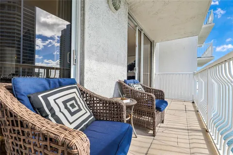 $480,900 | 1200 Brickell Bay Drive, Unit 2903, Miami, FL 33131