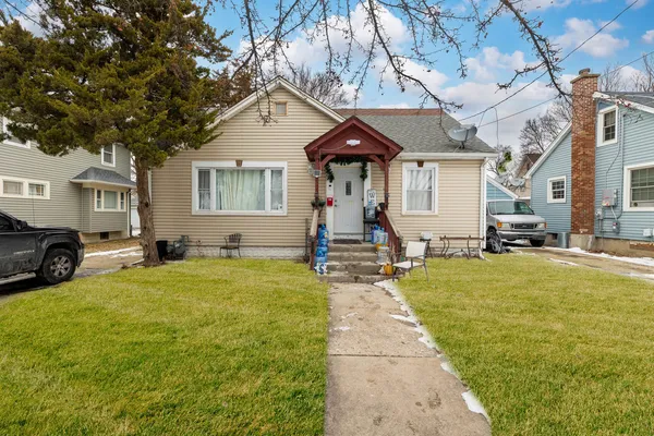 a view of a house with backyard and sitting area