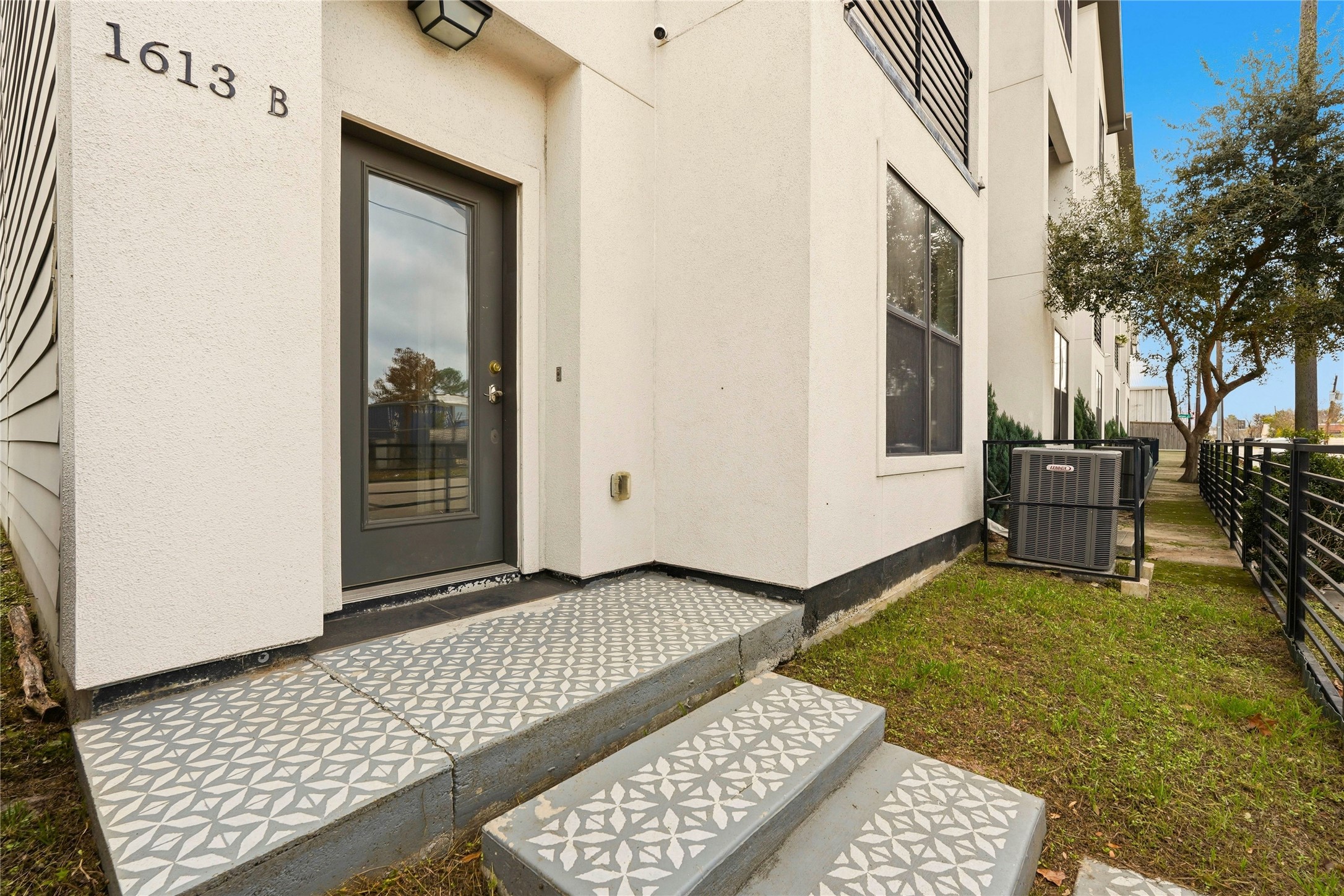 1613 Milby Street, Unit B Houston, TX 77003 - Photo 2 of 25