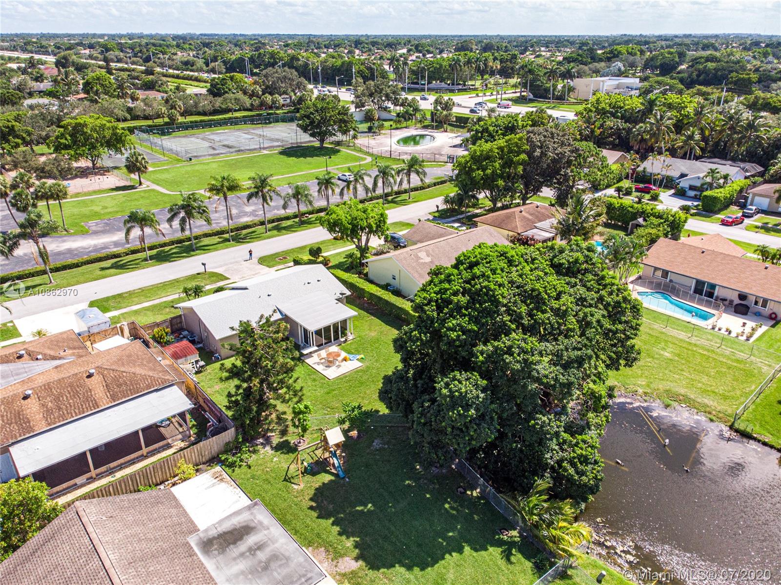 19660 Delaware Circle Boca Raton, FL 33434 - Photo 4 of 35
