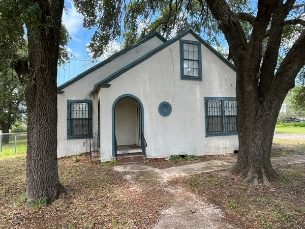 a view of a small house with a yard