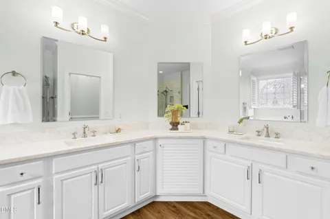 a en suite bathroom with 2 sink and a mirror