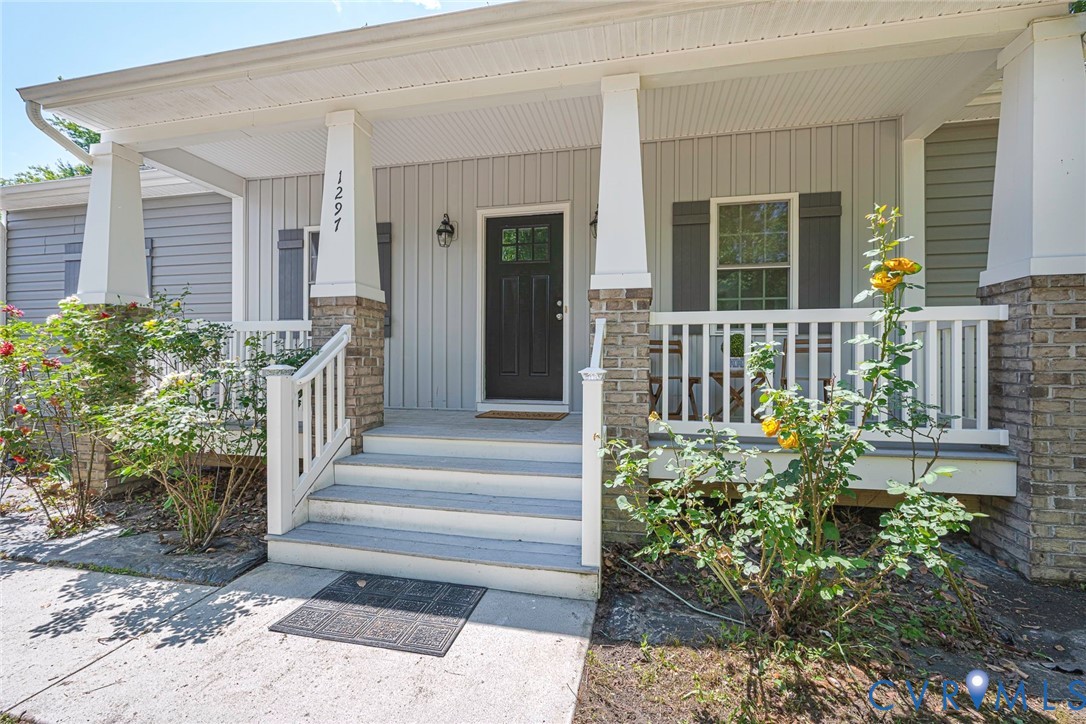 1297 Manfield Road Aylett, VA 23009 - Photo 4 of 41 a front view of a house with plants