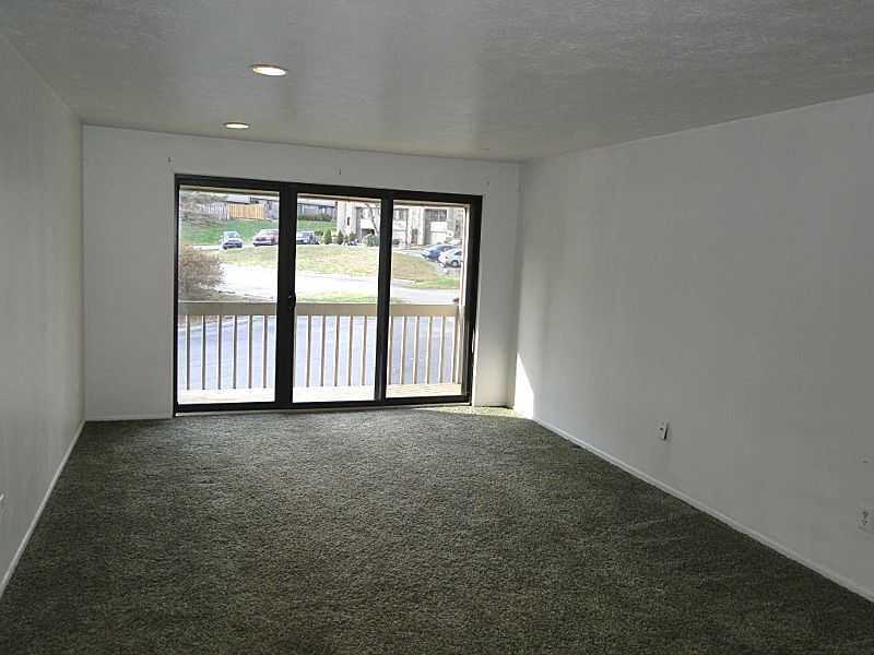 323 Ridge Point Circle, Unit 34A Bridgeville, PA 15017 - Photo 3 of 25 Living Room.