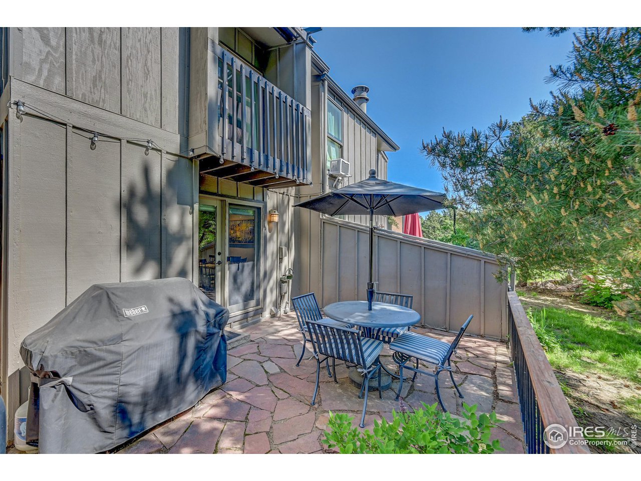 1265 Bear Mountain Drive, Unit B Boulder, CO 80305 - Photo 23 of 24 a backyard of a house with table and chairs