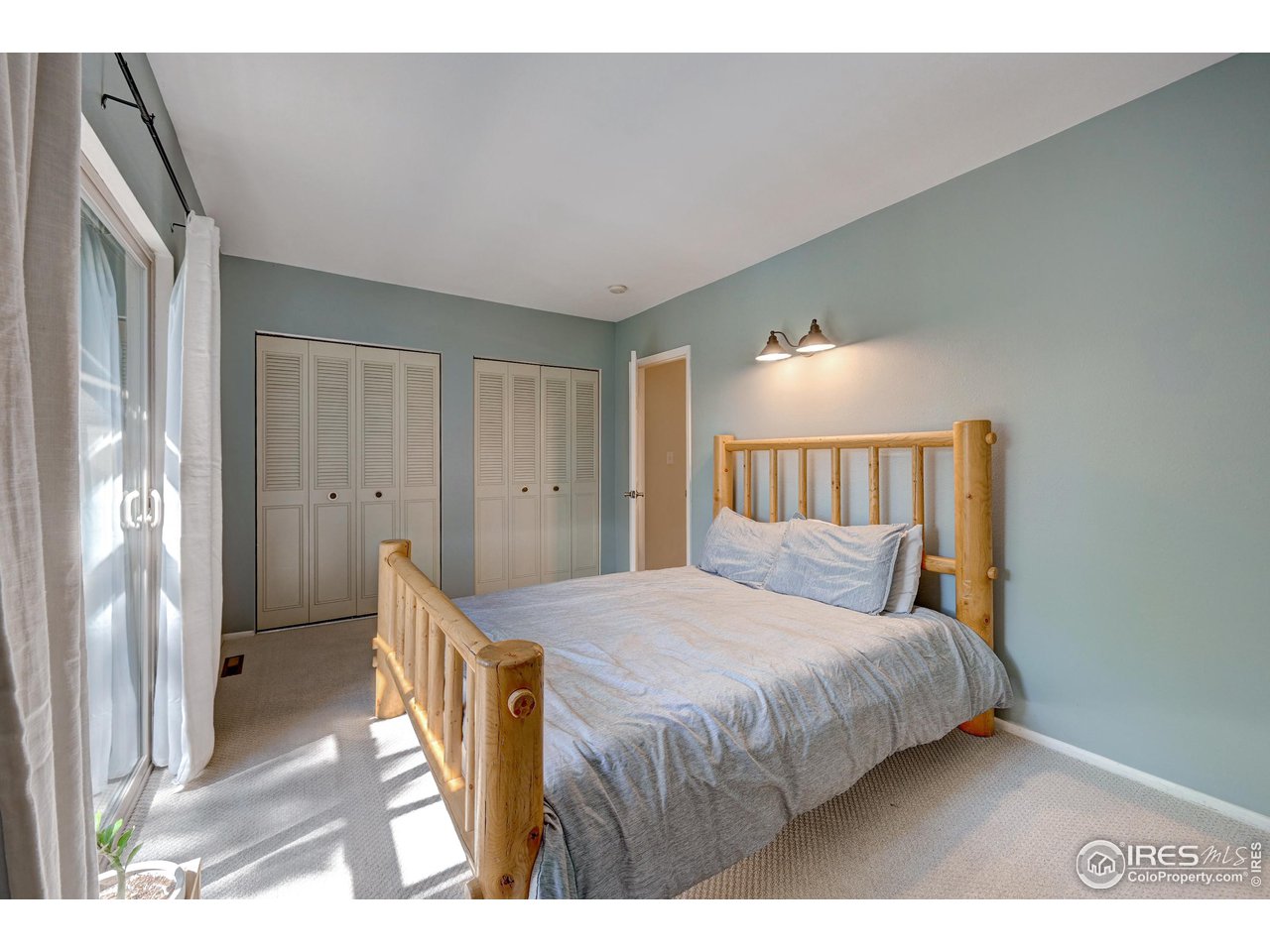 1265 Bear Mountain Drive, Unit B Boulder, CO 80305 - Photo 5 of 24 a bedroom with a bed and a mirror