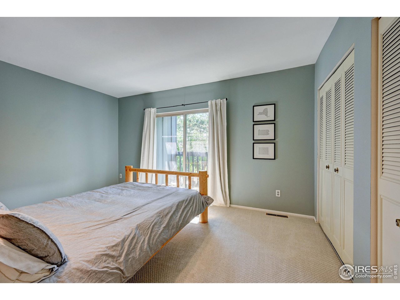 1265 Bear Mountain Drive, Unit B Boulder, CO 80305 - Photo 6 of 24 a bedroom with a bed and a window