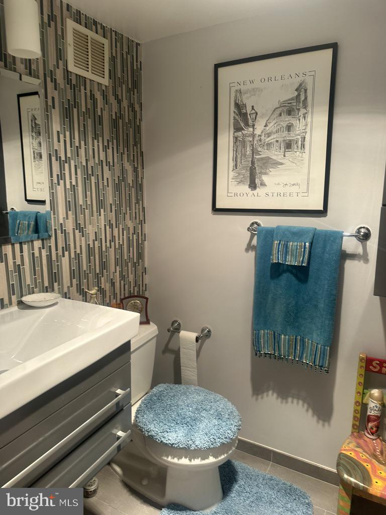 700 7th Street Southwest, Unit 526 Washington, DC 20024 - Photo 27 of 53 Chic bathroom with vibrant accents.