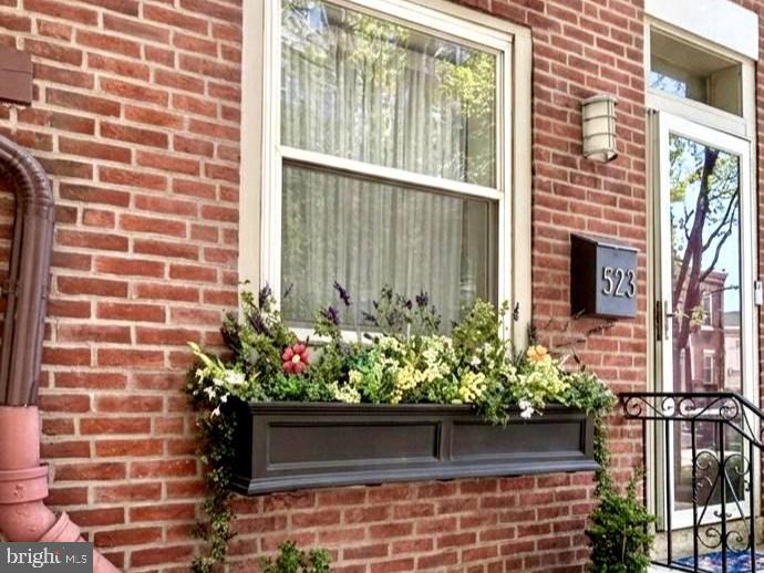 523 South 27th Street Philadelphia, PA 19146 - Photo 5 of 34 a view of a garden with a chair