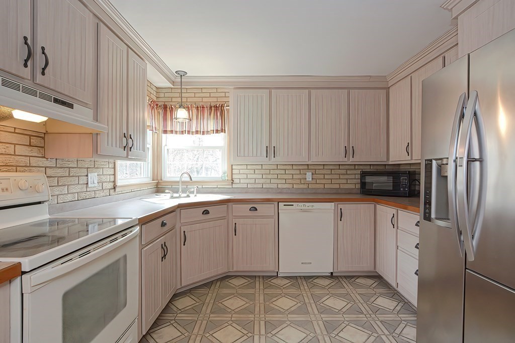 83 Sutton Road Webster, MA 01570 - Photo 3 of 41