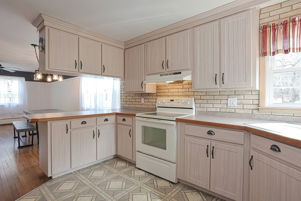 83 Sutton Road Webster, MA 01570 - Photo 4 of 41