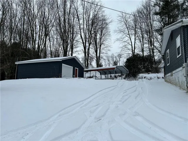 a view of back yard of the house