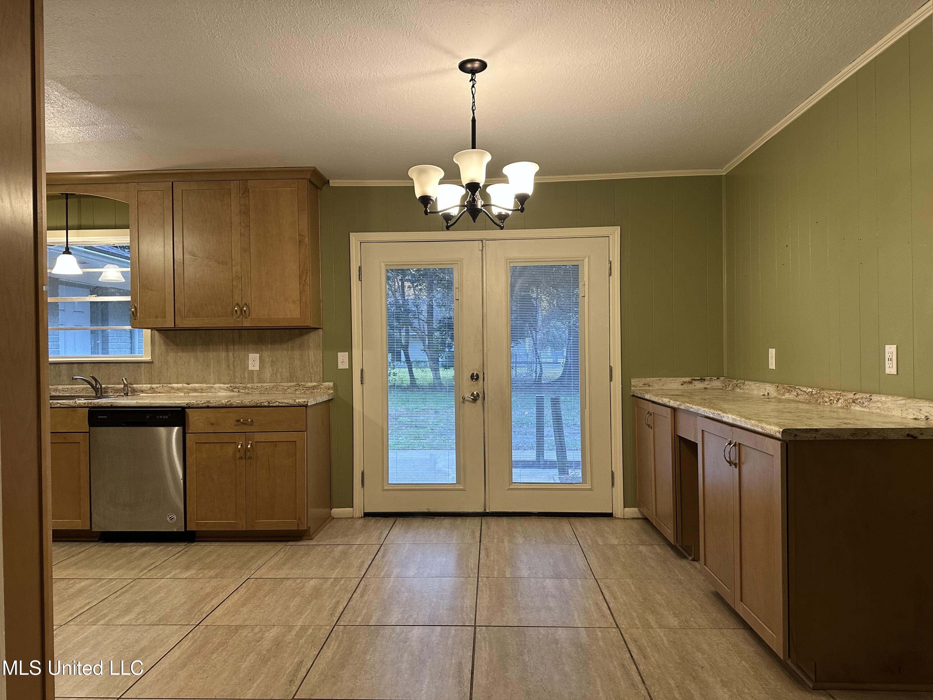 107 Beverly Drive Ocean Springs, MS 39564 - Photo 6 of 24 IMG_6247