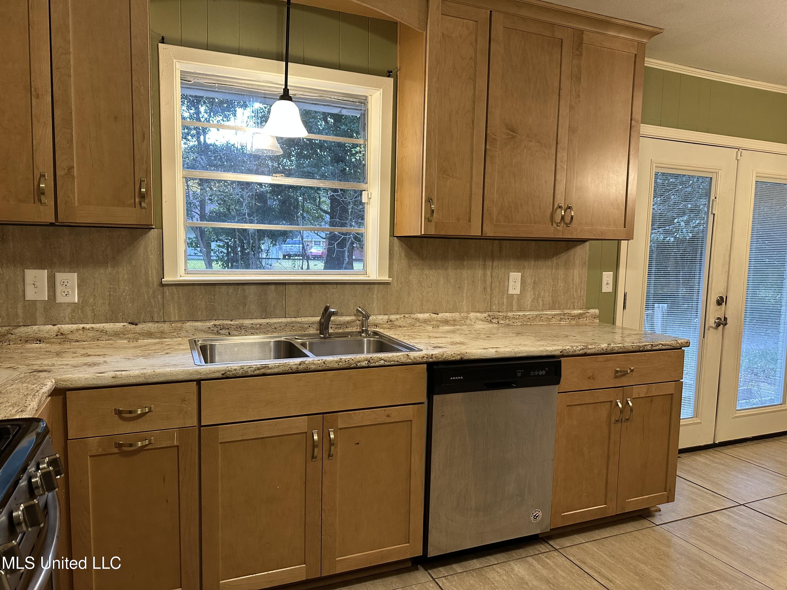 107 Beverly Drive Ocean Springs, MS 39564 - Photo 9 of 24 IMG_6256