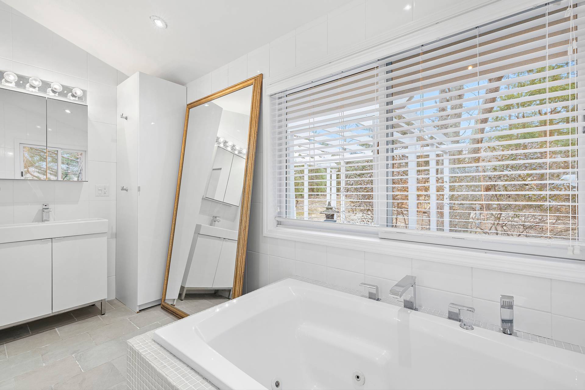 34 Fenmarsh Road East Hampton, NY 11937 - Photo 10 of 16 a bathroom with a sink and a bathtub
