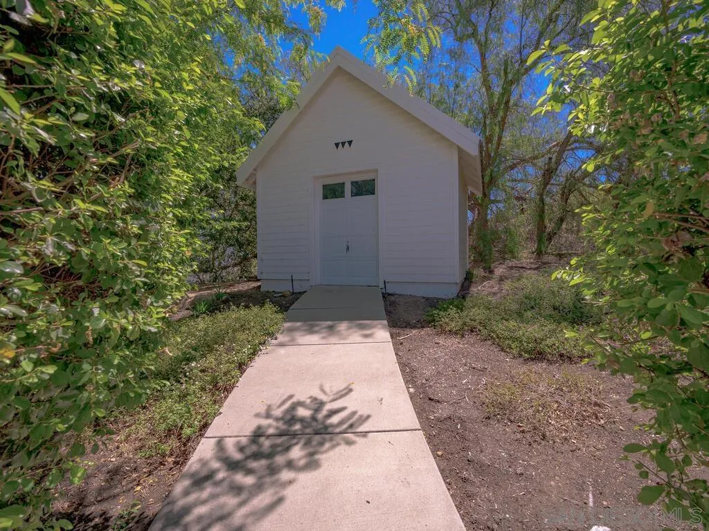 14490 Ridge Ranch Road Escondido, CA 92027 - Photo 68 of 74 a view of backyard with plants and large trees