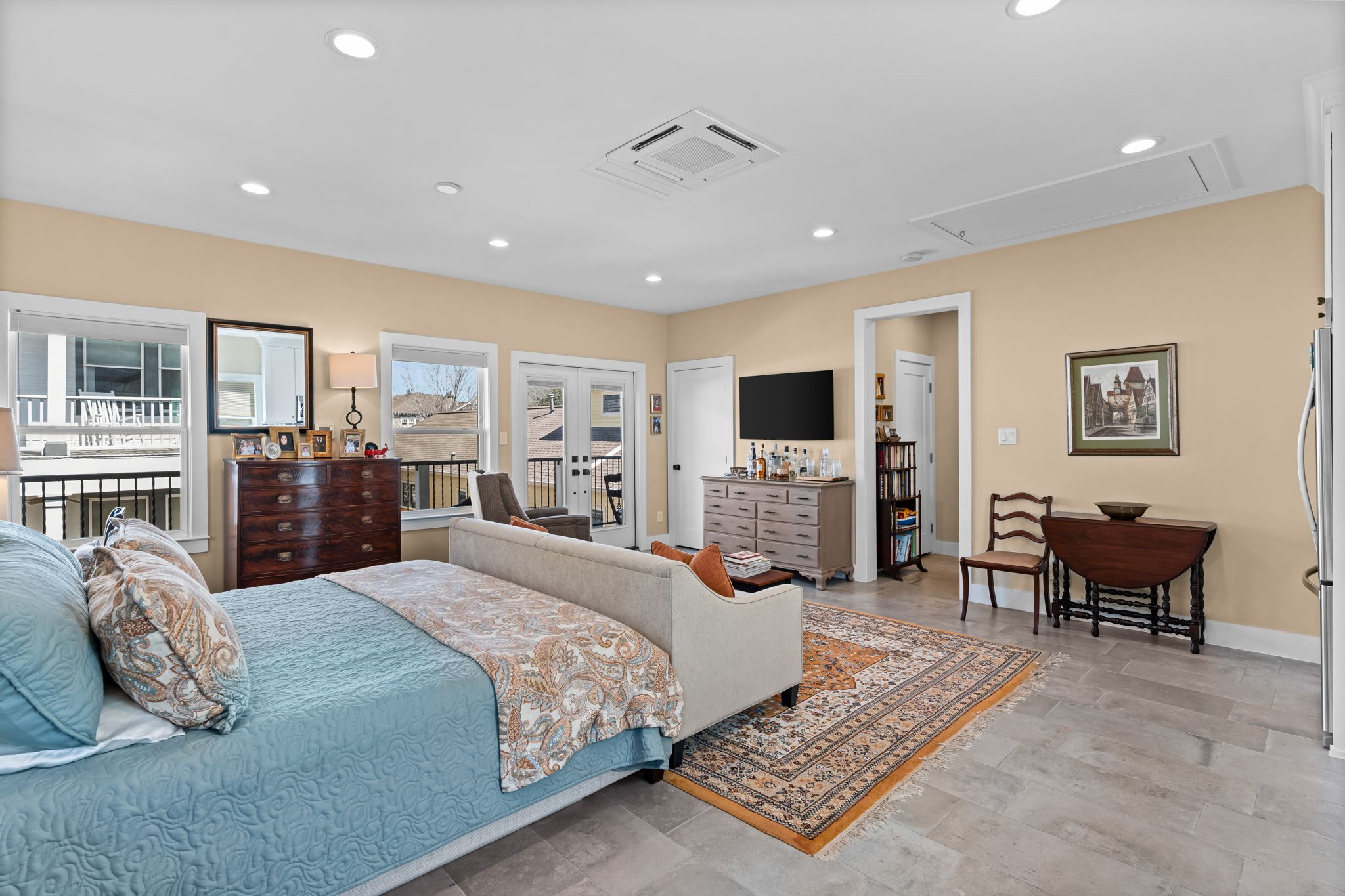 1236 Omar Street Houston, TX 77008 - Photo 35 of 50 The remarkable 2019-built garage apartment offers an additional 525 SF of living space, complete with a full kitchen, bathroom, closet, and private balcony.