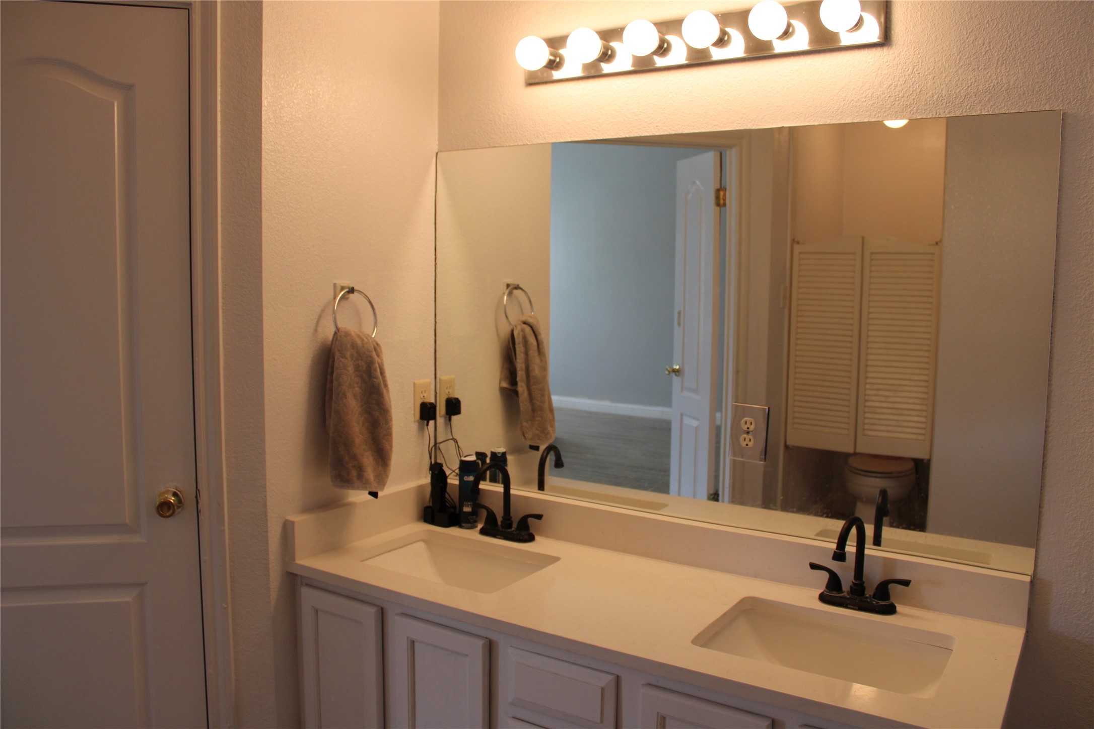 16205 Glorious Lane Pflugerville, TX 78660 - Photo 14 of 30 a bathroom with a sink and a mirror