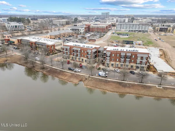 $420,000 | 301 Northlake Avenue, Unit 213, Ridgeland, MS 39157