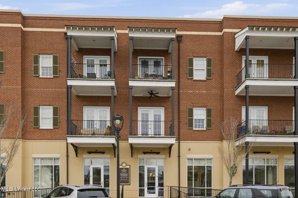 $420,000 | 301 Northlake Avenue, Unit 213, Ridgeland, MS 39157