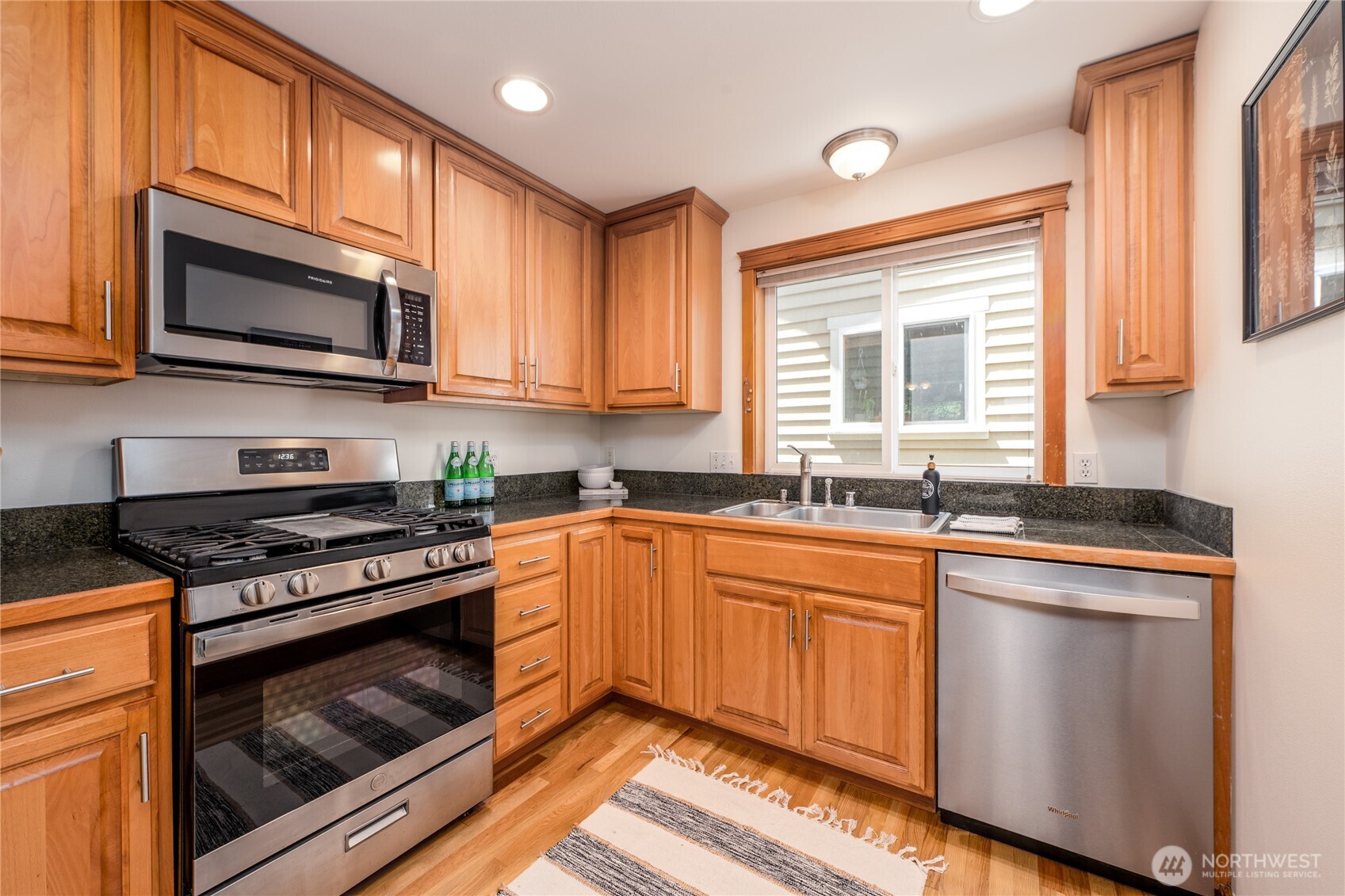 8517 Stone Avenue North, Unit B Seattle, WA 98103 - Photo 6 of 24