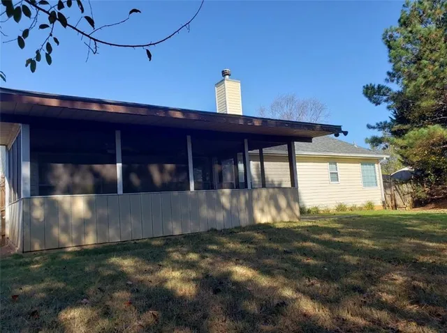 a view of a house with backyard