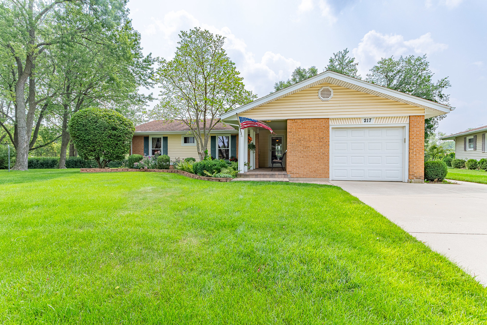 217 Edgeware Road Elk Grove Village, IL 60007 - Photo 1 of 24 Gallery Image 1