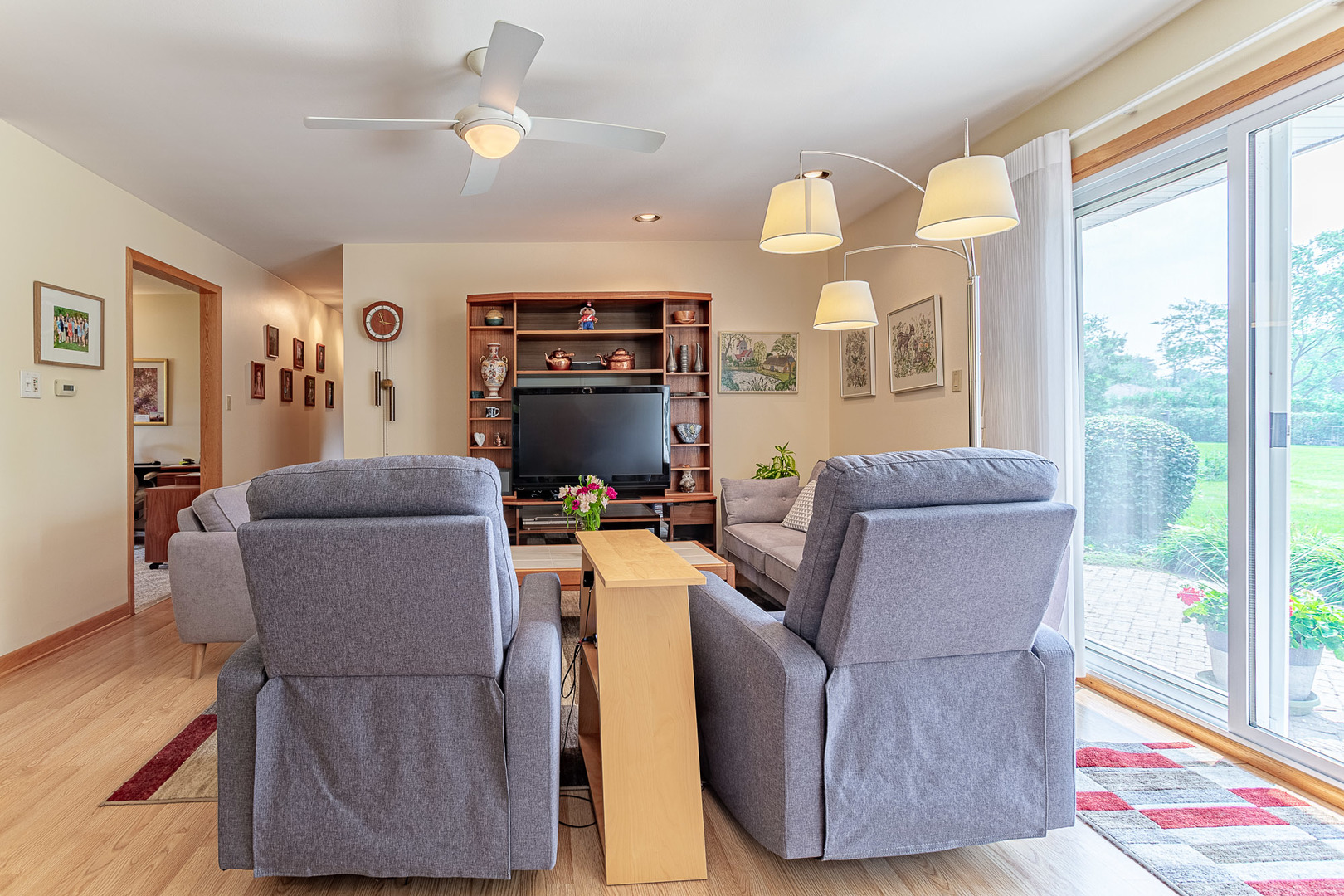 217 Edgeware Road Elk Grove Village, IL 60007 - Photo 13 of 24 Gallery Image 13