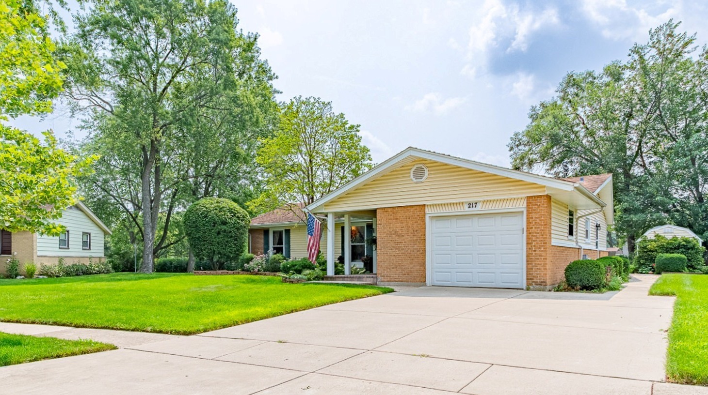 217 Edgeware Road Elk Grove Village, IL 60007 - Photo 2 of 24 Gallery Image 2