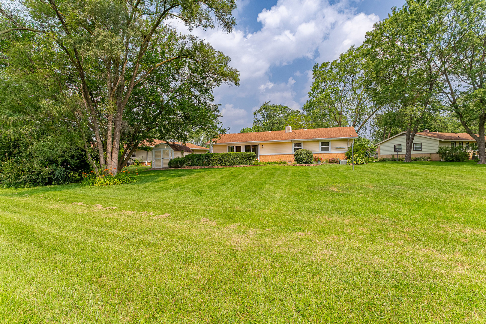 217 Edgeware Road Elk Grove Village, IL 60007 - Photo 23 of 24 Gallery Image 23