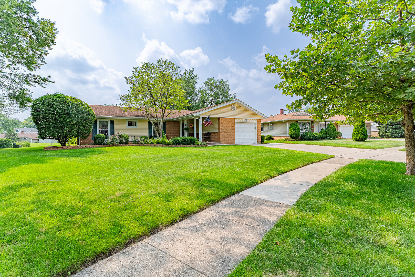 217 Edgeware Road Elk Grove Village, IL 60007 - Photo 3 of 24 Gallery Image 3