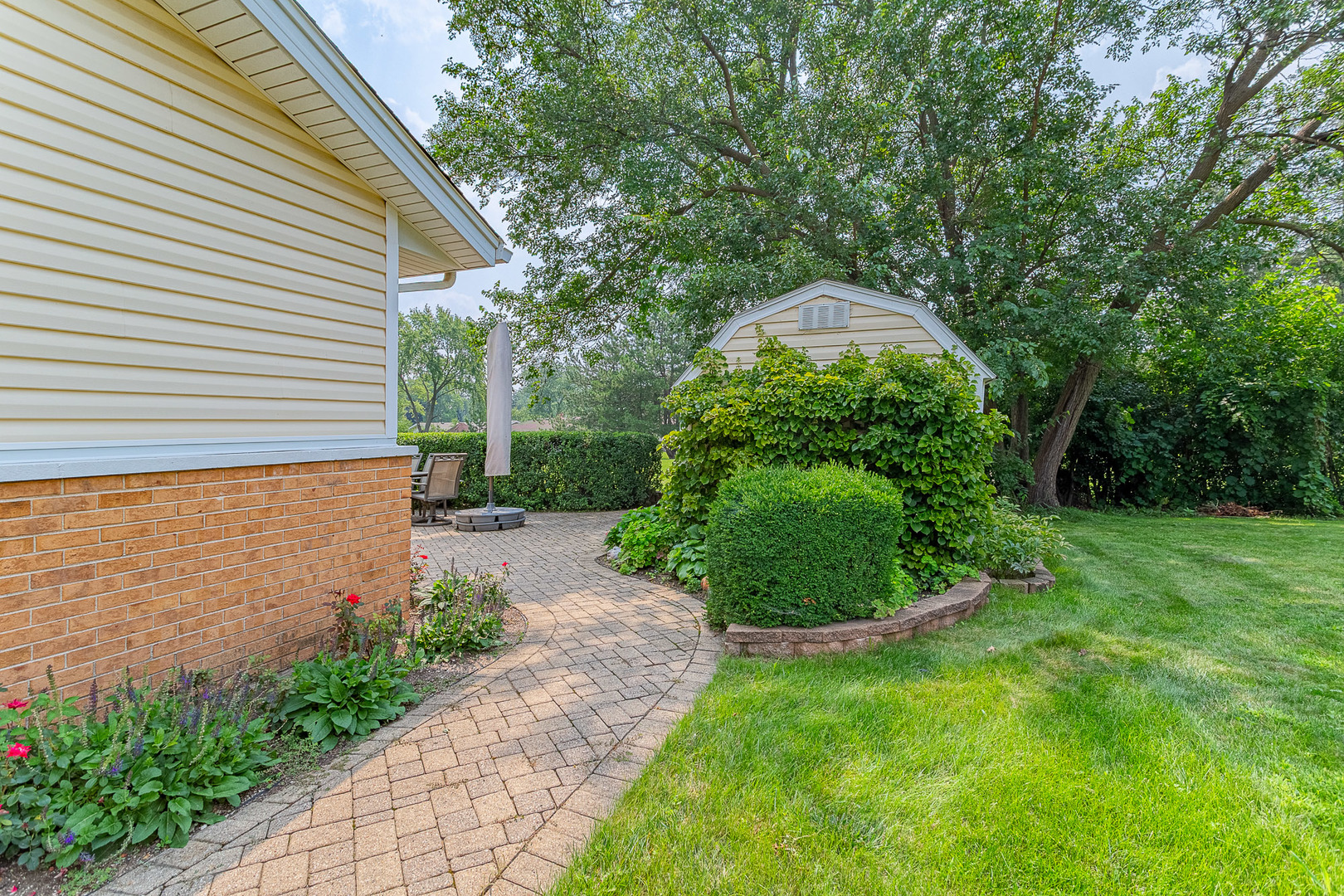 217 Edgeware Road Elk Grove Village, IL 60007 - Photo 4 of 24 Gallery Image 4