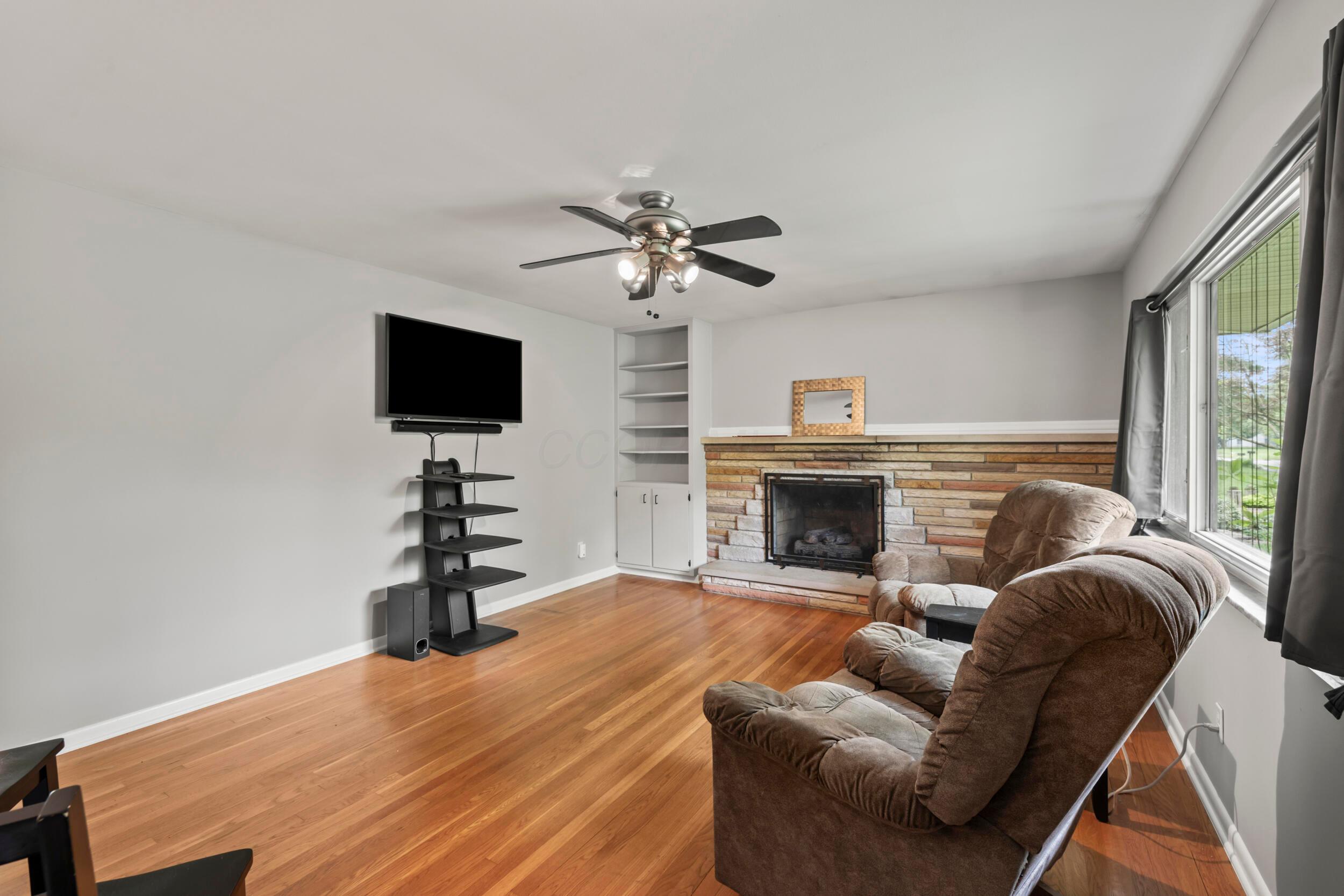 2629 Woodley Road Columbus, OH 43231 - Photo 13 of 32 13_living room 01