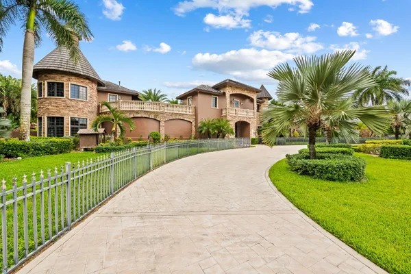 a view of a house with a big yard